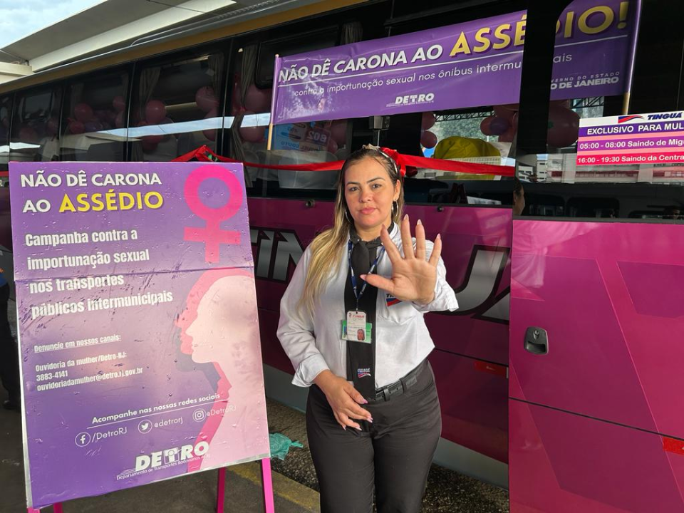 Ônibus rosa da campanha ‘Não dê Carona ao Assédio’ do Detro-RJ começa a circular no Rio Ônibus rosa da campanha ‘Não dê Carona ao Assédio’ do Detro-RJ começa a circular no Rio