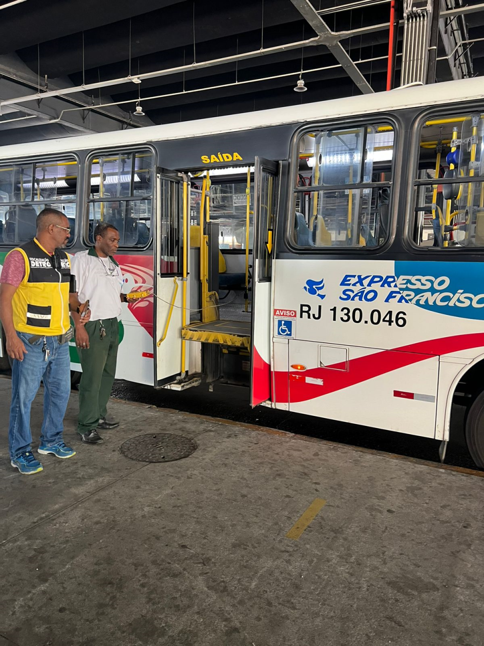 DETRO-RJ FISCALIZA CERCA DE 80 VEÍCULOS INTERMUNICIPAIS NESTA VÉSPERA DE FERIADO DETRO-RJ FISCALIZA CERCA DE 80 VEÍCULOS INTERMUNICIPAIS NESTA VÉSPERA DE FERIADO