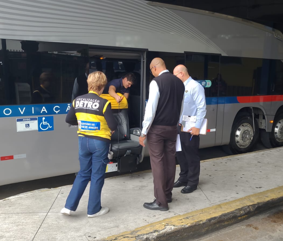Operação do Detro-RJ recolhe 19 ônibus intermunicipais em situação irregular nesta véspera de feriado Operação do Detro-RJ recolhe 19 ônibus intermunicipais em situação irregular nesta véspera de feriado