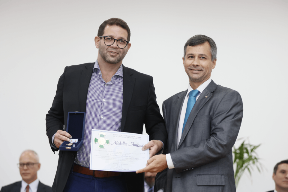 Presidente do Detro-RJ recebe "Medalha Amizade" da Polícia Civil Presidente do Detro-RJ recebe "Medalha Amizade" da Polícia Civil