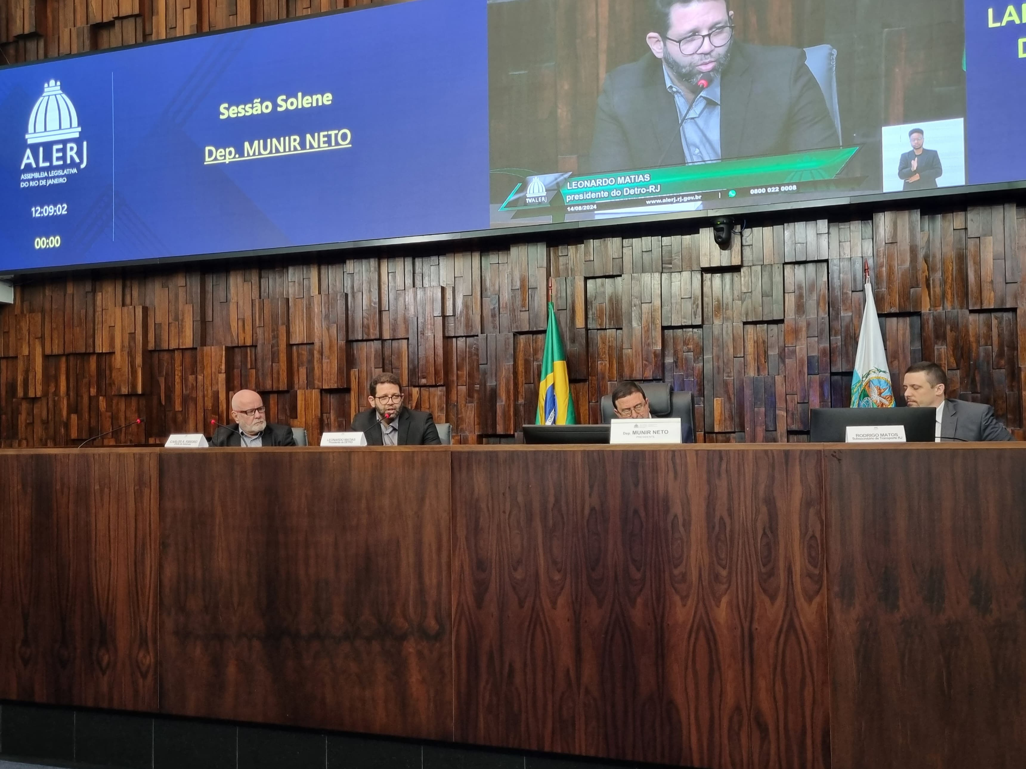 Detro-RJ chama atenção sobre respeito aos assentos preferenciais nos ônibus e vans intermunicipais em nova campanha educativa Detro-RJ chama atenção sobre respeito aos assentos preferenciais nos ônibus e vans intermunicipais em nova campanha educativa