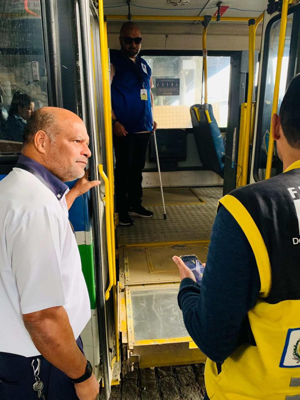 Detro-RJ recolhe sete ônibus intermunicipais em ação de acessibilidade na Baixada Fluminense