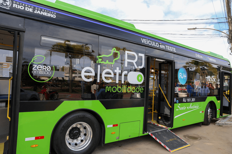 Detro inicia testes com ônibus elétrico na linha intermunicipal Xerém x Barra Detro inicia testes com ônibus elétrico na linha intermunicipal Xerém x Barra
