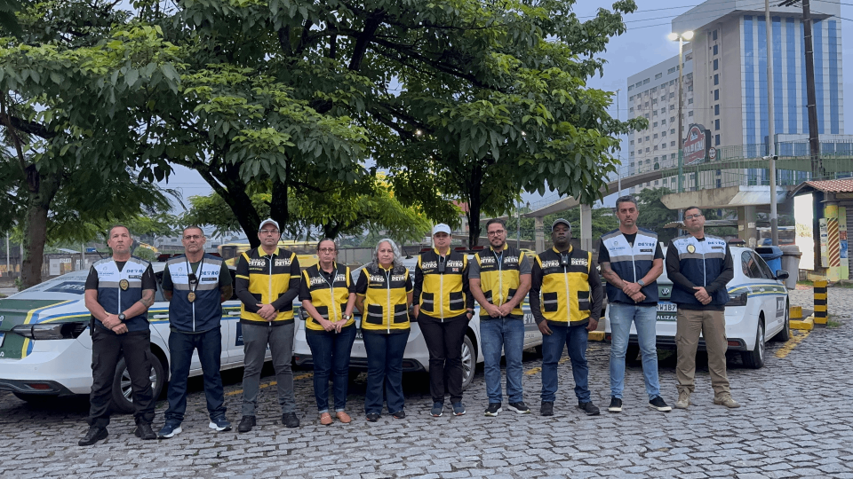 Operação 'Detro pelo estado' fiscaliza mais de 50 ônibus e vans intermunicipais na região de Petrópolis e Teresópolis Operação 'Detro pelo estado' fiscaliza mais de 50 ônibus e vans intermunicipais na região de Petrópolis e Teresópolis