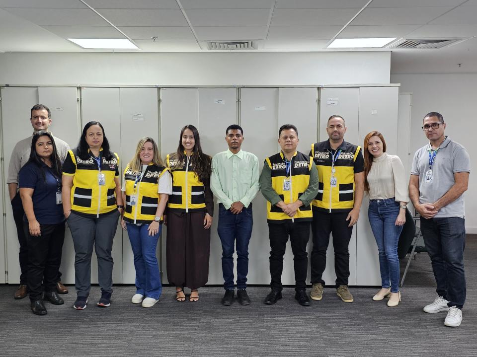 Detro/RJ recebe visita de jovem admirador
